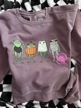 Load image into Gallery viewer, SPOOKY FROGS CROP CREWNECK