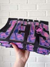 Load image into Gallery viewer, GILES JETS SWIM PATTERN TEE