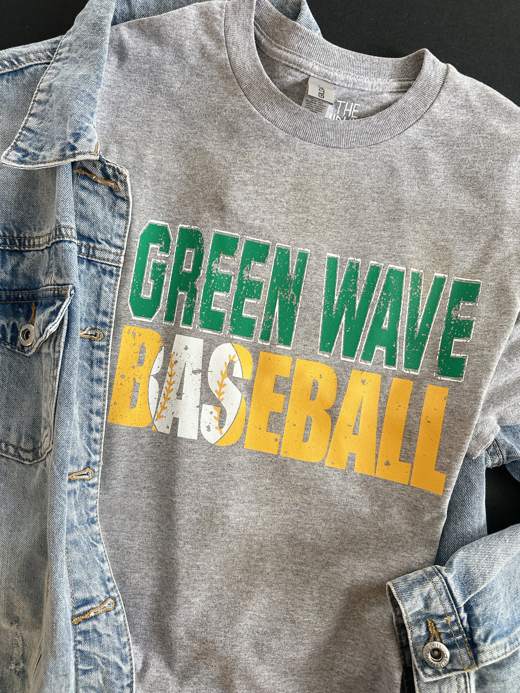 GREEN WAVE BASEBALL DISTRESSED TITLE TEE